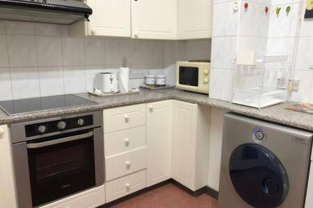 Regina Gardens - spacious, 3 bed, ground floor unit with large patio