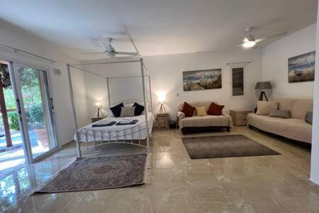 Regina Gardens - spacious, 3 bed, ground floor unit with large patio