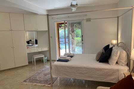 Regina Gardens - spacious, 3 bed, ground floor unit with large patio
