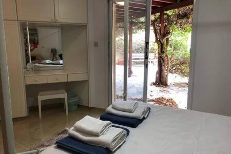 Regina Gardens - spacious, 3 bed, ground floor unit with large patio