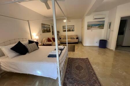 Regina Gardens - spacious, 3 bed, ground floor unit with large patio