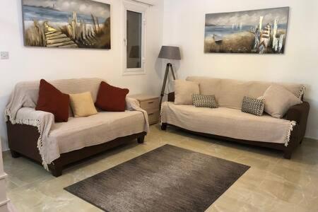 Regina Gardens - spacious, 3 bed, ground floor unit with large patio