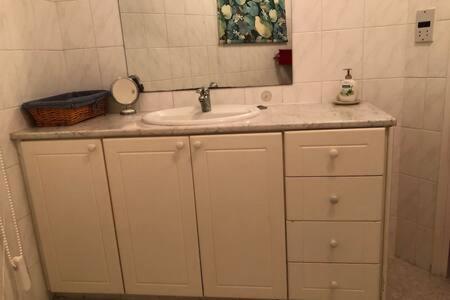 Regina Gardens - spacious, 3 bed, ground floor unit with large patio