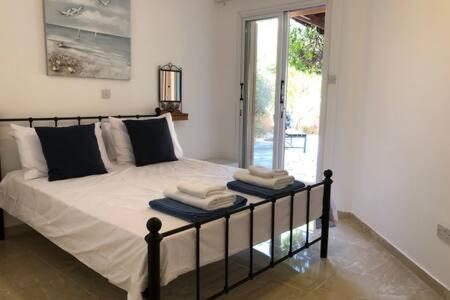 Regina Gardens - spacious, 3 bed, ground floor unit with large patio