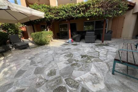 Regina Gardens - spacious, 3 bed, ground floor unit with large patio