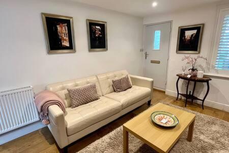 Quaint 2 bed Cottage in the Heart of Cambridge view 2