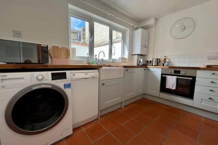 Quaint 2 bed Cottage in the Heart of Cambridge view 3