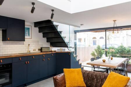 Stylish Cambridge Home with free parking view 4