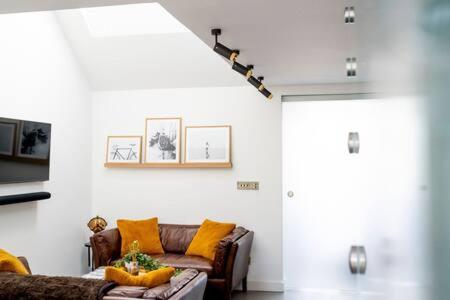Stylish Cambridge Home with free parking view 3