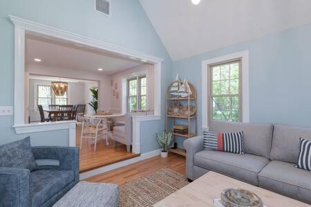 Spacious Retreat With Pool, Game Room & Fireplace, Sleeps 10, Backyard Oasis and Screened Gazebo, Family-Friendly Getaway, 24Hr Hospitality view 4