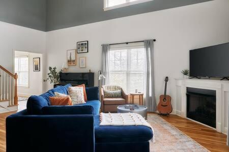 Modern Home next to Vanderbilt Campus with Parking, Screened Porch & Workspace, Walk to Hillsboro Village, Fido & Pancake Pantry, Minutes to Music Row, 12  view 3