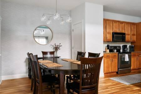 Modern Home next to Vanderbilt Campus with Parking, Screened Porch & Workspace, Walk to Hillsboro Village, Fido & Pancake Pantry, Minutes to Music Row, 12  view 4
