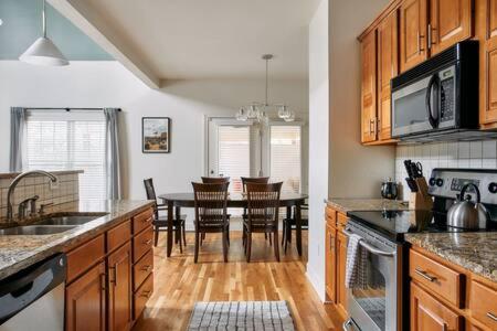 Modern Home next to Vanderbilt Campus with Parking, Screened Porch & Workspace, Walk to Hillsboro Village, Fido & Pancake Pantry, Minutes to Music Row, 12  view 5