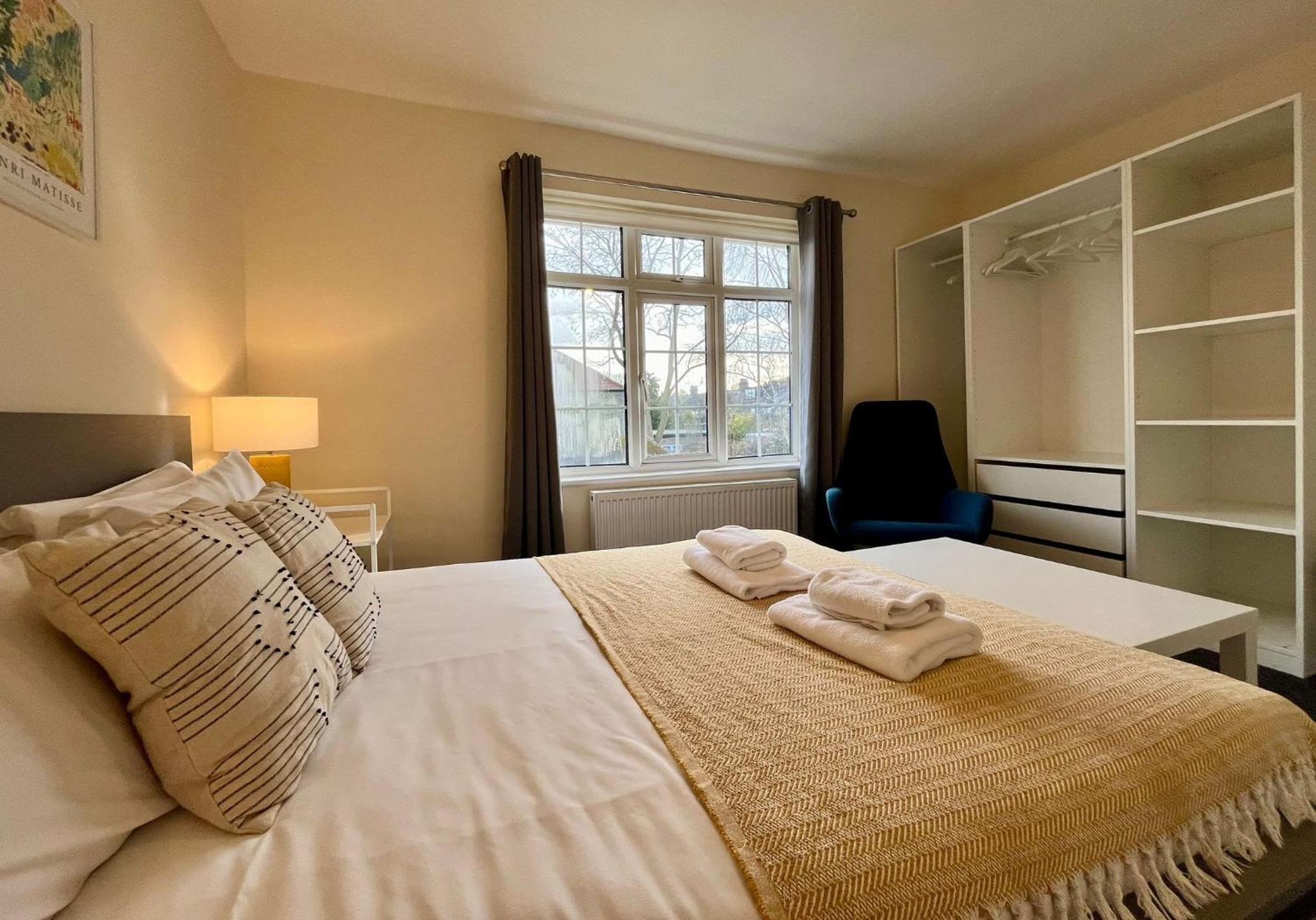 CENTRAL, newly refurb 2 bed flat with FREE PARKING view 3