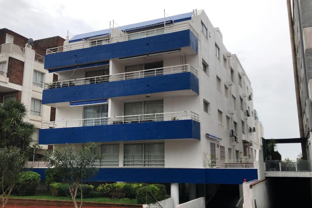 PUNTA DEL ESTE * Funcional y Acogedor Apto. en la Península * 1 Dorm 3 Pers. A 150 mts. del puerto deportivo, 2 cuadras de Gorlero, 10min de la Terminal de view 2