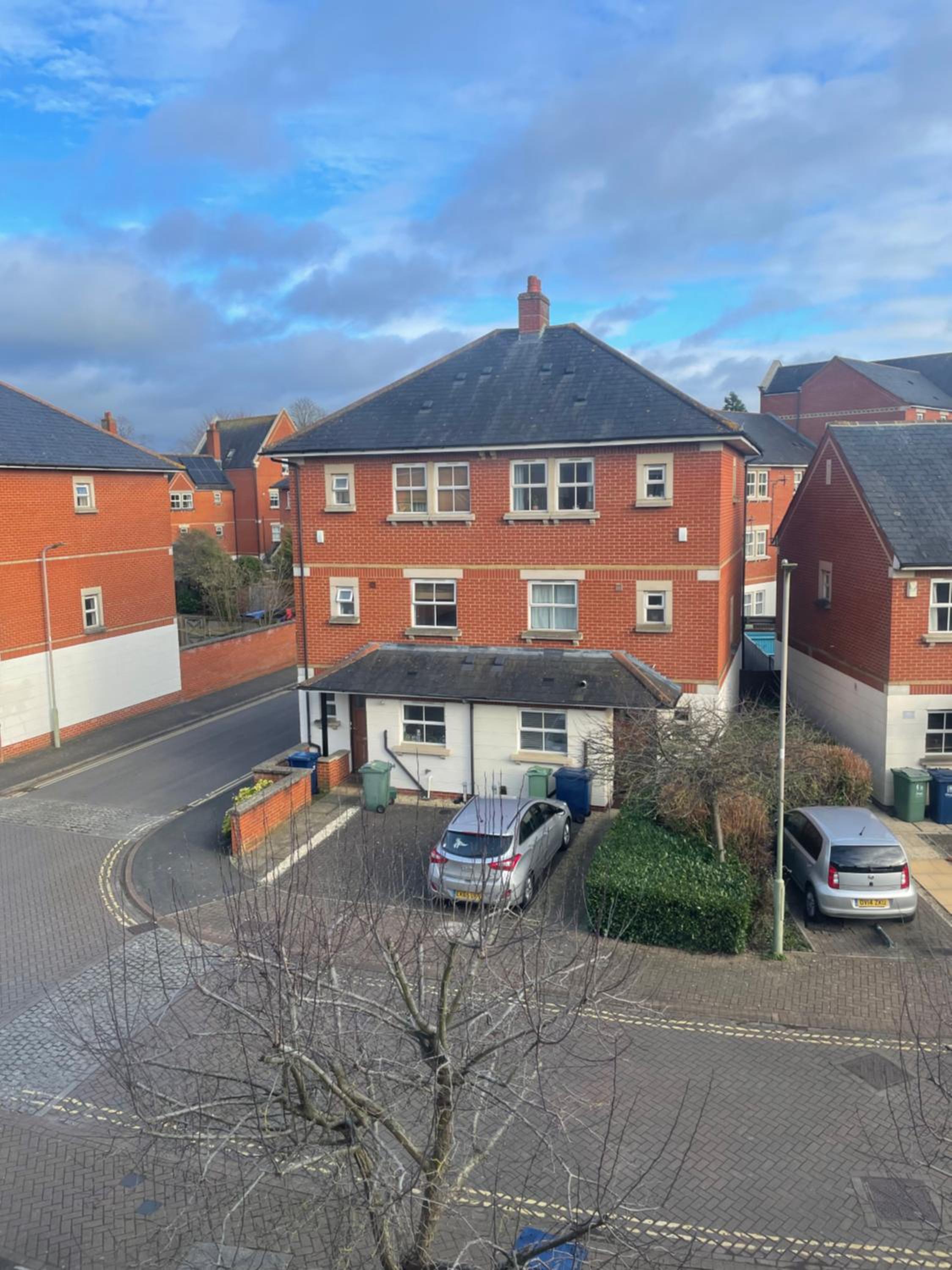 Spacious 4-bedroom townhouse in the city center with free parking view 2
