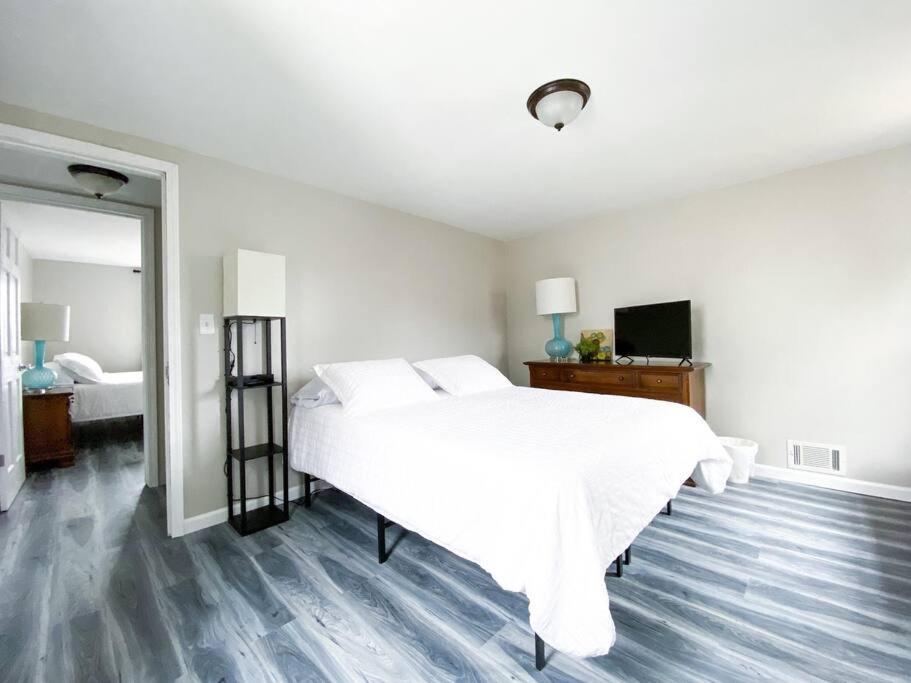 Near City/Airport, Large Deck, 2 BD, Long Stays view 2