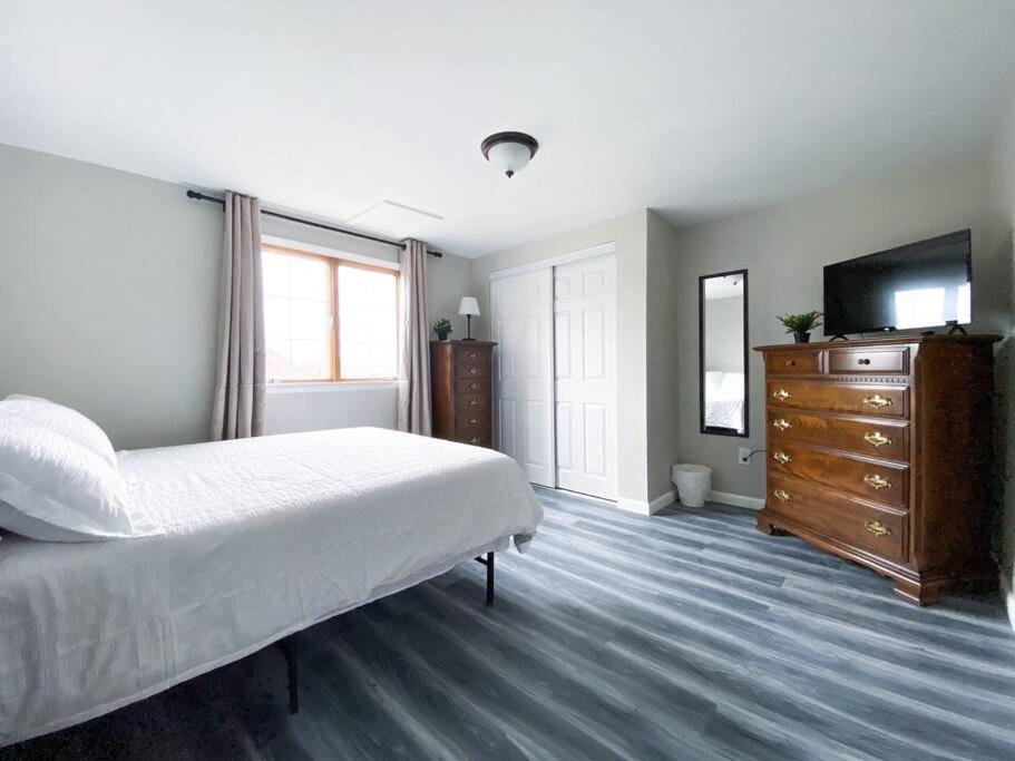 Near City/Airport, Large Deck, 2 BD, Long Stays view 4