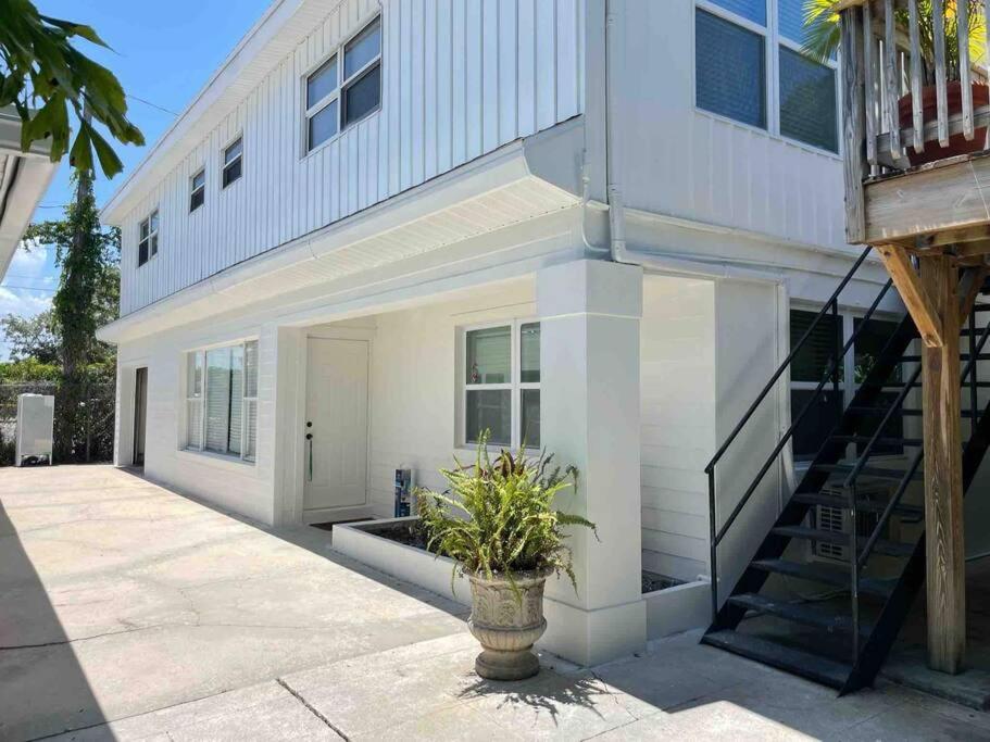 Downtown WPB studio D - w full kitchen view 5