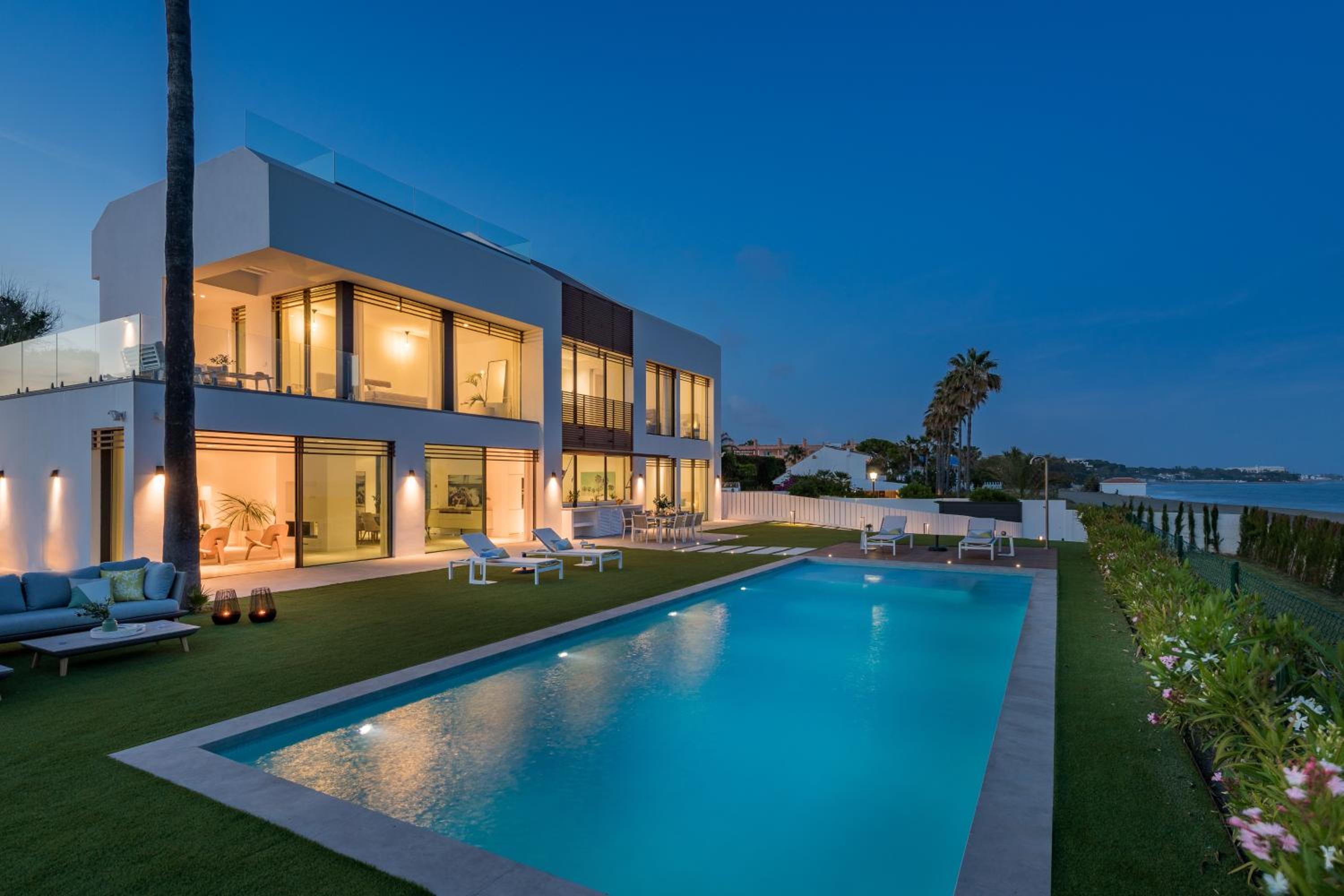 VACATION MARBELLA I Villa Imare Waterfront, Beachfront Villa, Rooftop Jacuzzi, Indoor Spa