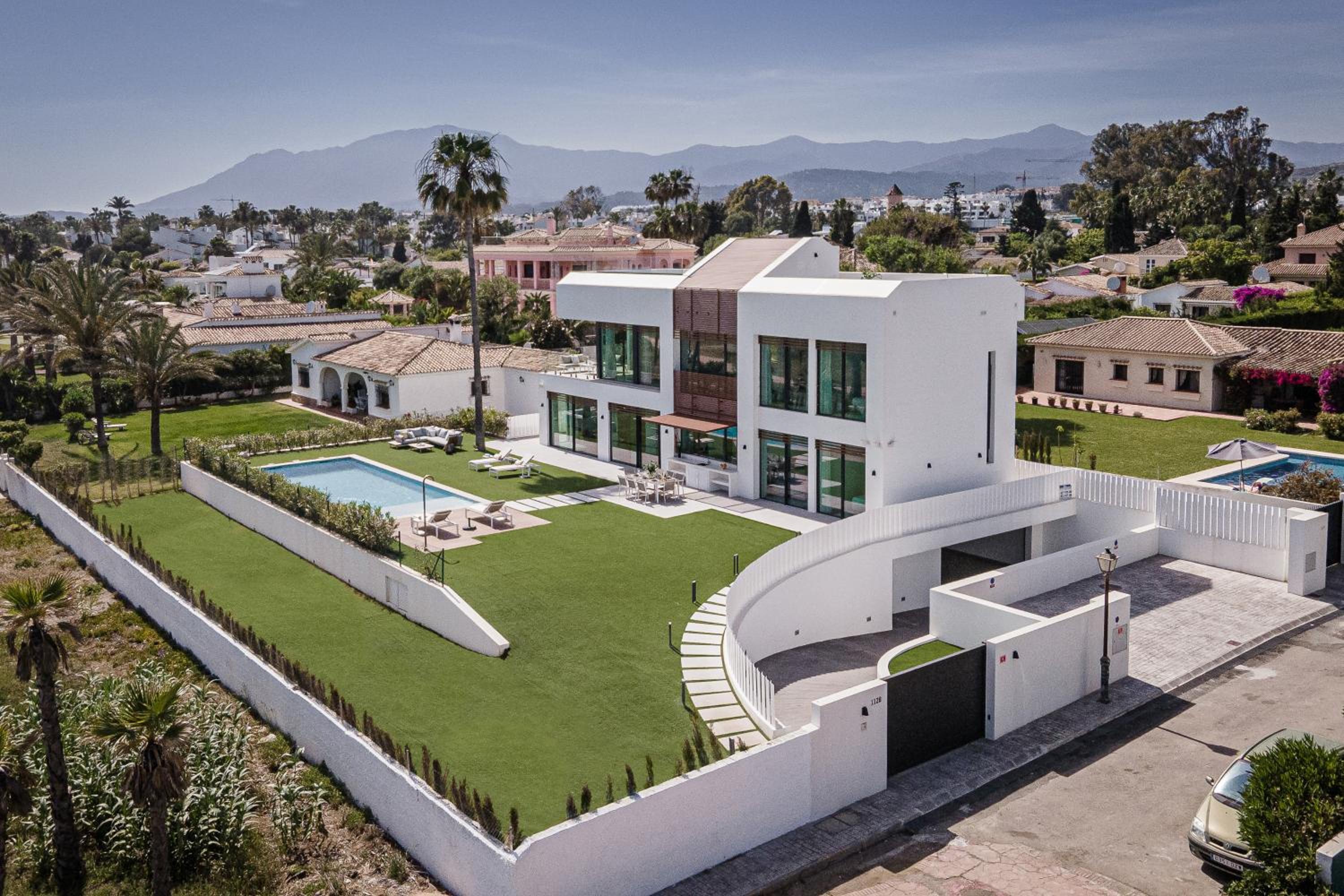 VACATION MARBELLA I Villa Imare Waterfront, Beachfront Villa, Rooftop Jacuzzi, Indoor Spa