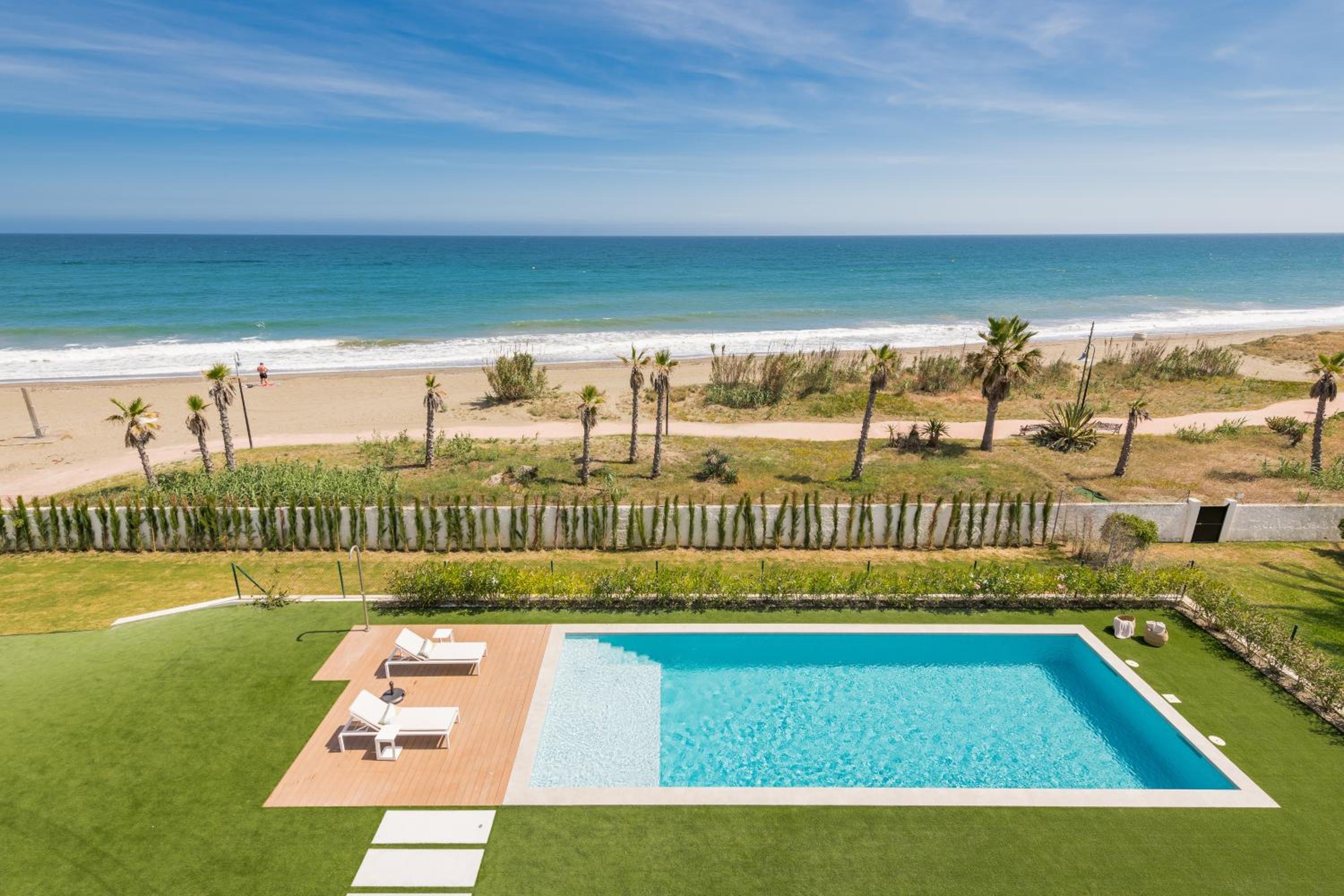 VACATION MARBELLA I Villa Imare Waterfront, Beachfront Villa, Rooftop Jacuzzi, Indoor Spa