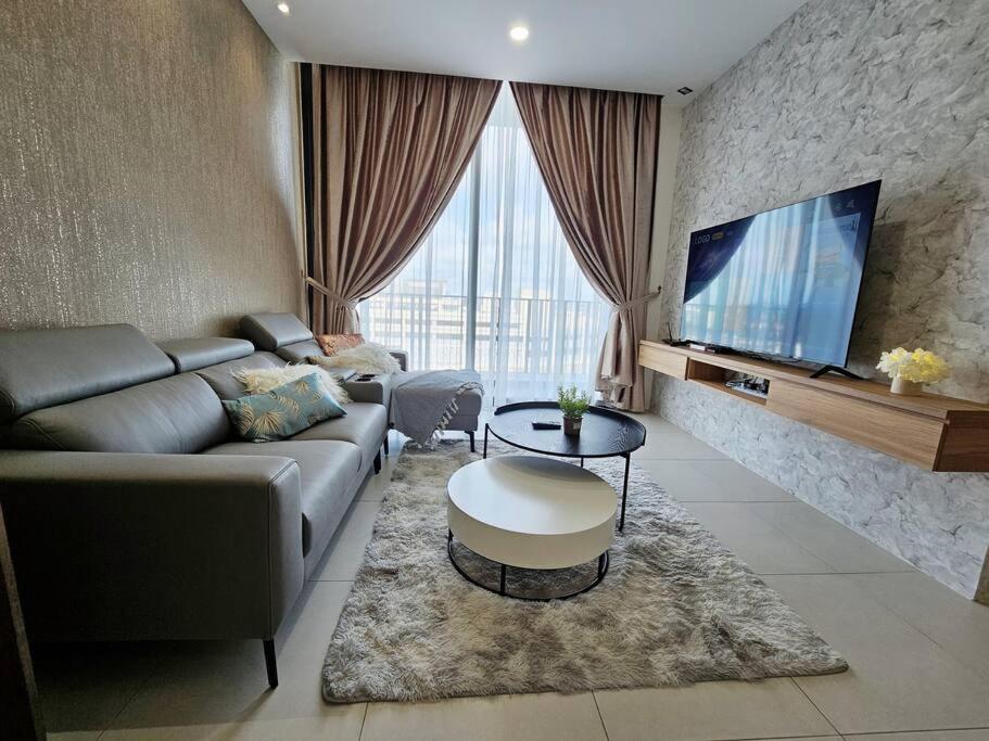 Charming 3BR Podium 7pax Walk to Aeon photo 1
