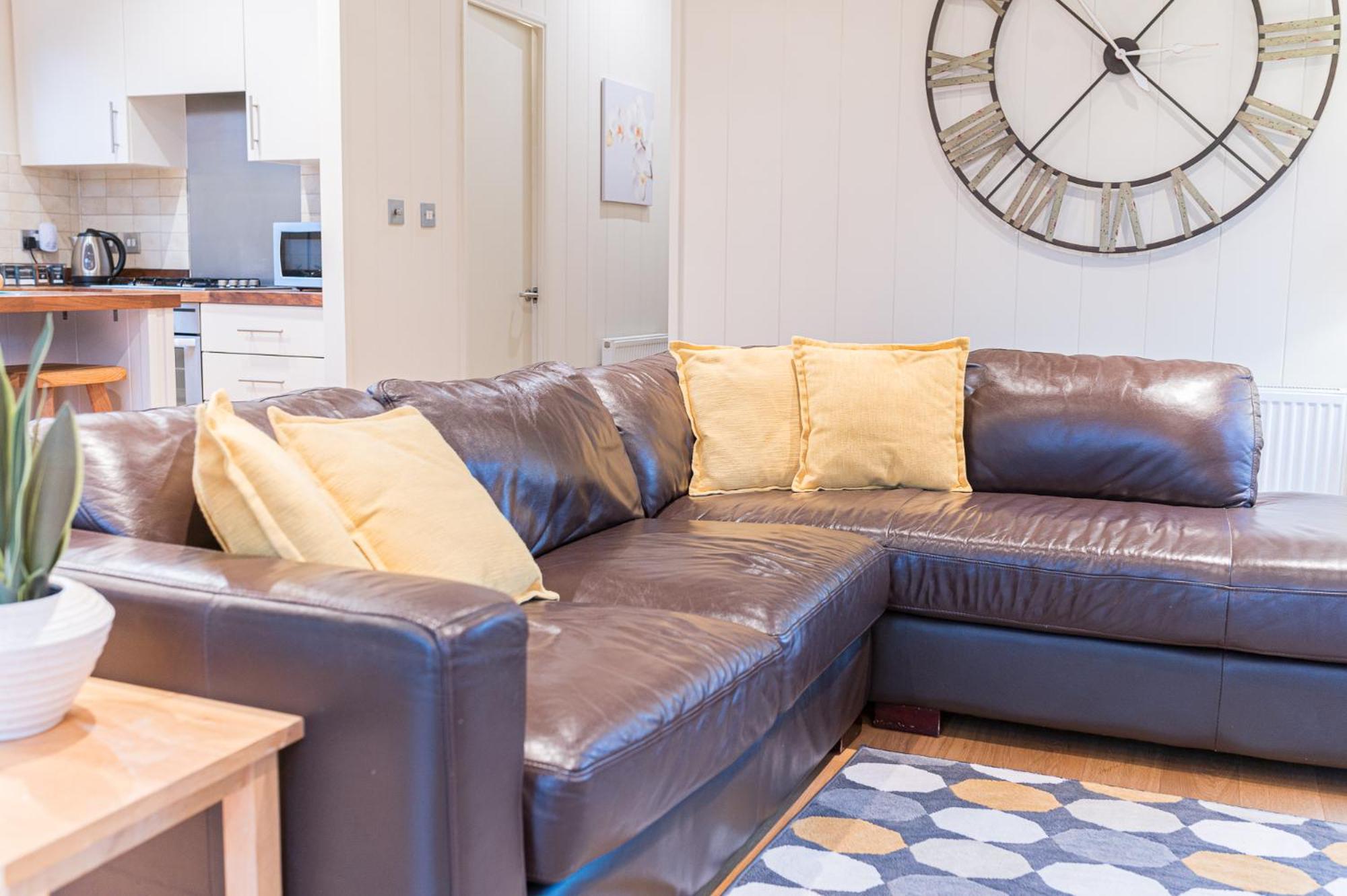 Family friendly, lovely Lakeland lodge with private parking and a patio