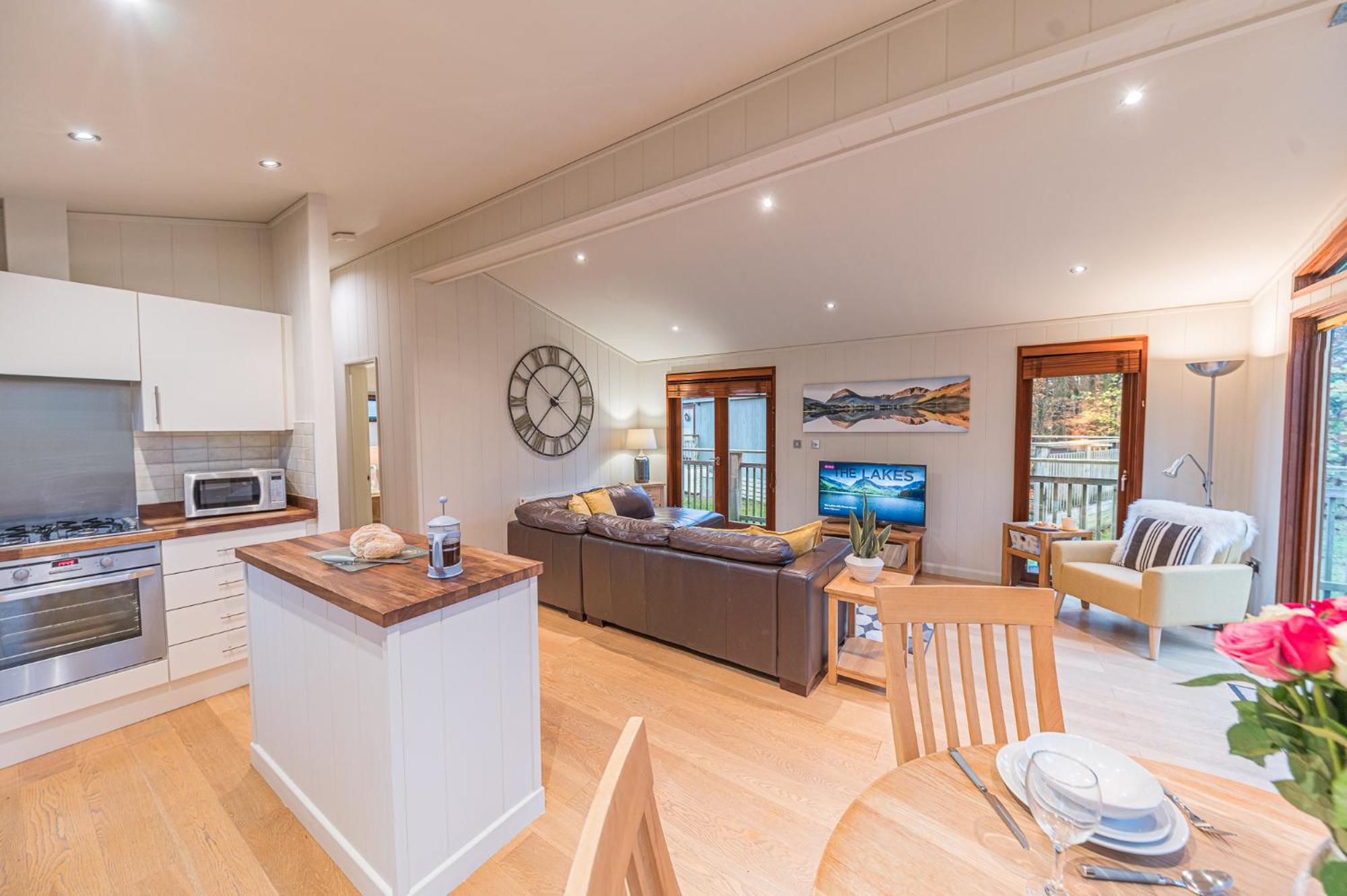 Family friendly, lovely Lakeland lodge with private parking and a patio