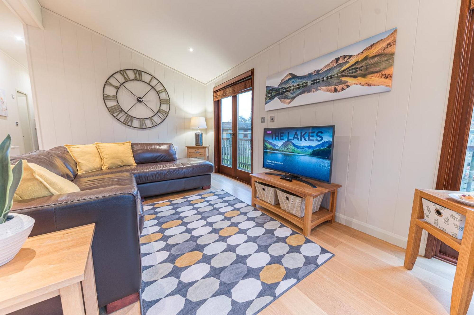 Family friendly, lovely Lakeland lodge with private parking and a patio