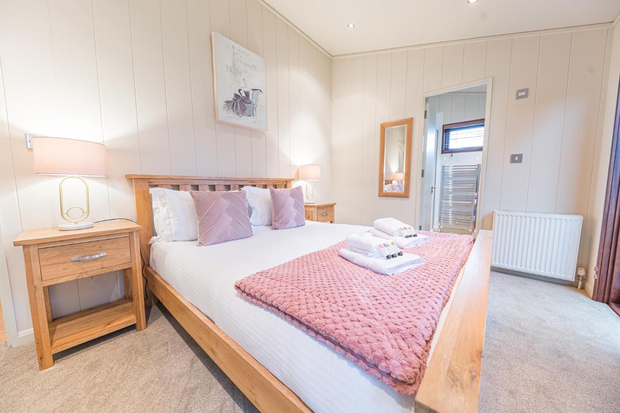 Family friendly, lovely Lakeland lodge with private parking and a patio