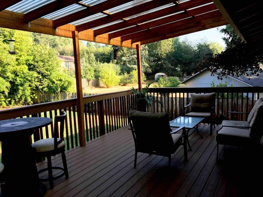 West Linn Relaxing Entire Home WiFi TV Yard BBQ Eateries
