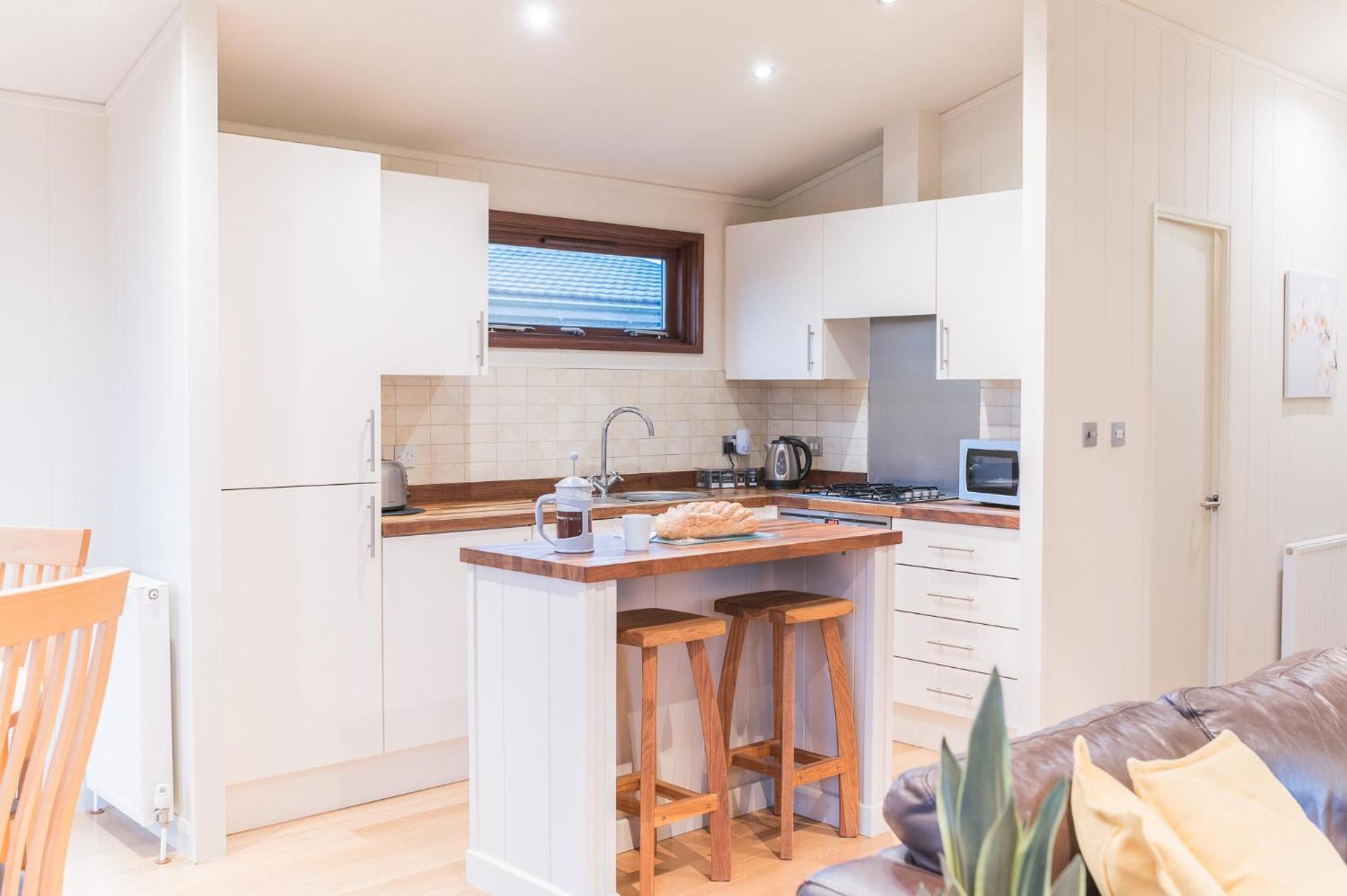 Family friendly, lovely Lakeland lodge with private parking and a patio