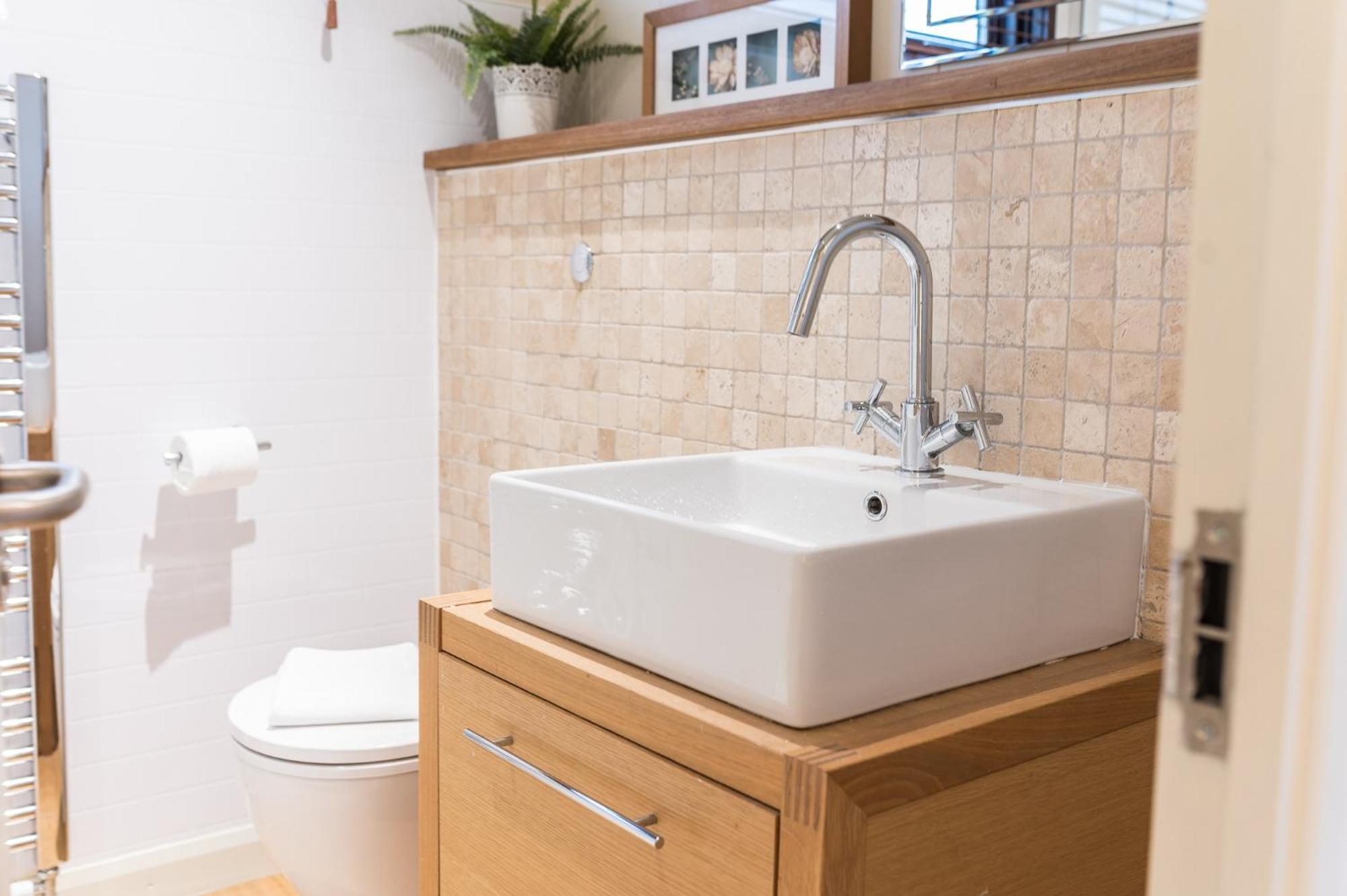 Family friendly, lovely Lakeland lodge with private parking and a patio