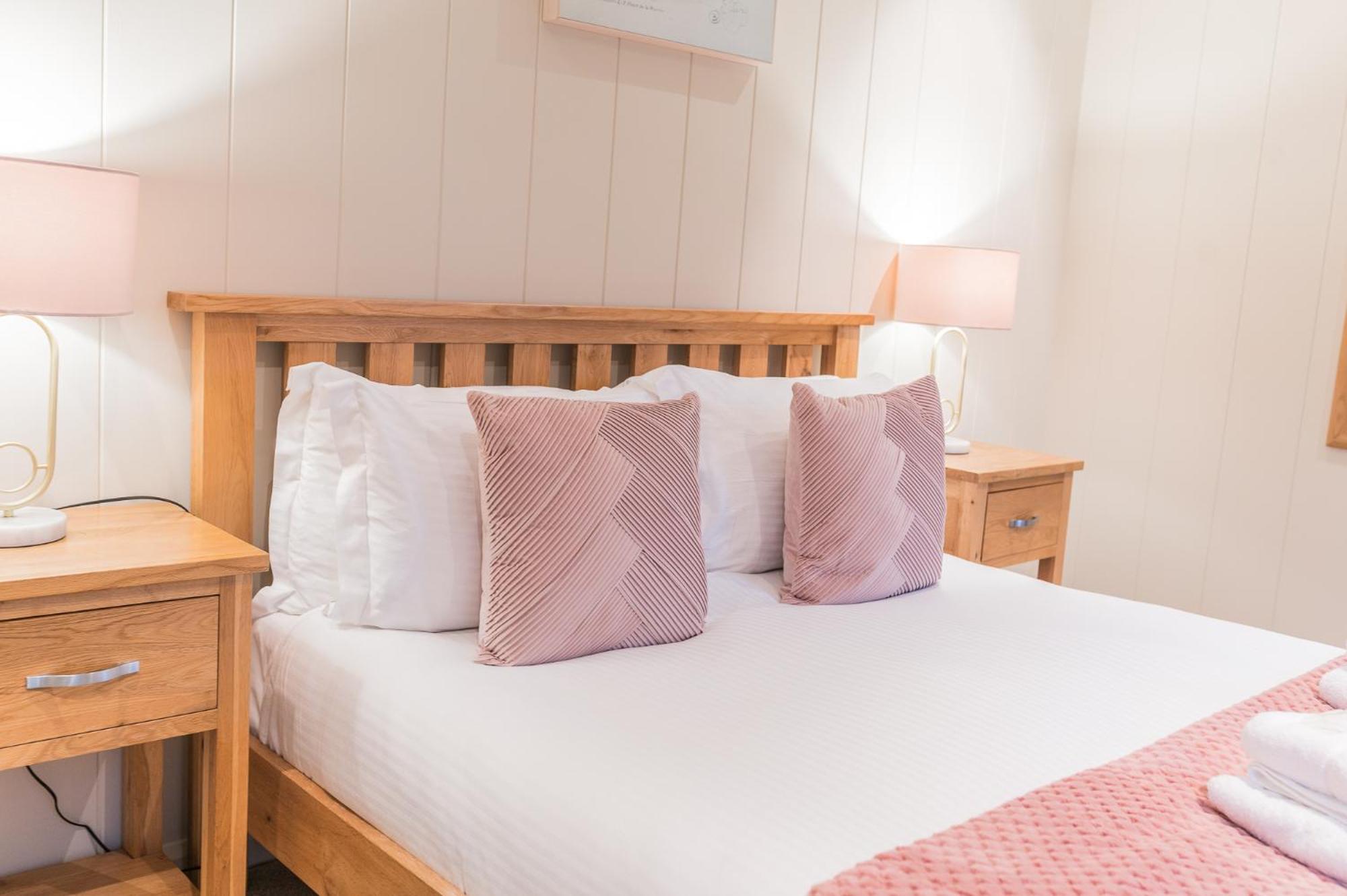 Family friendly, lovely Lakeland lodge with private parking and a patio