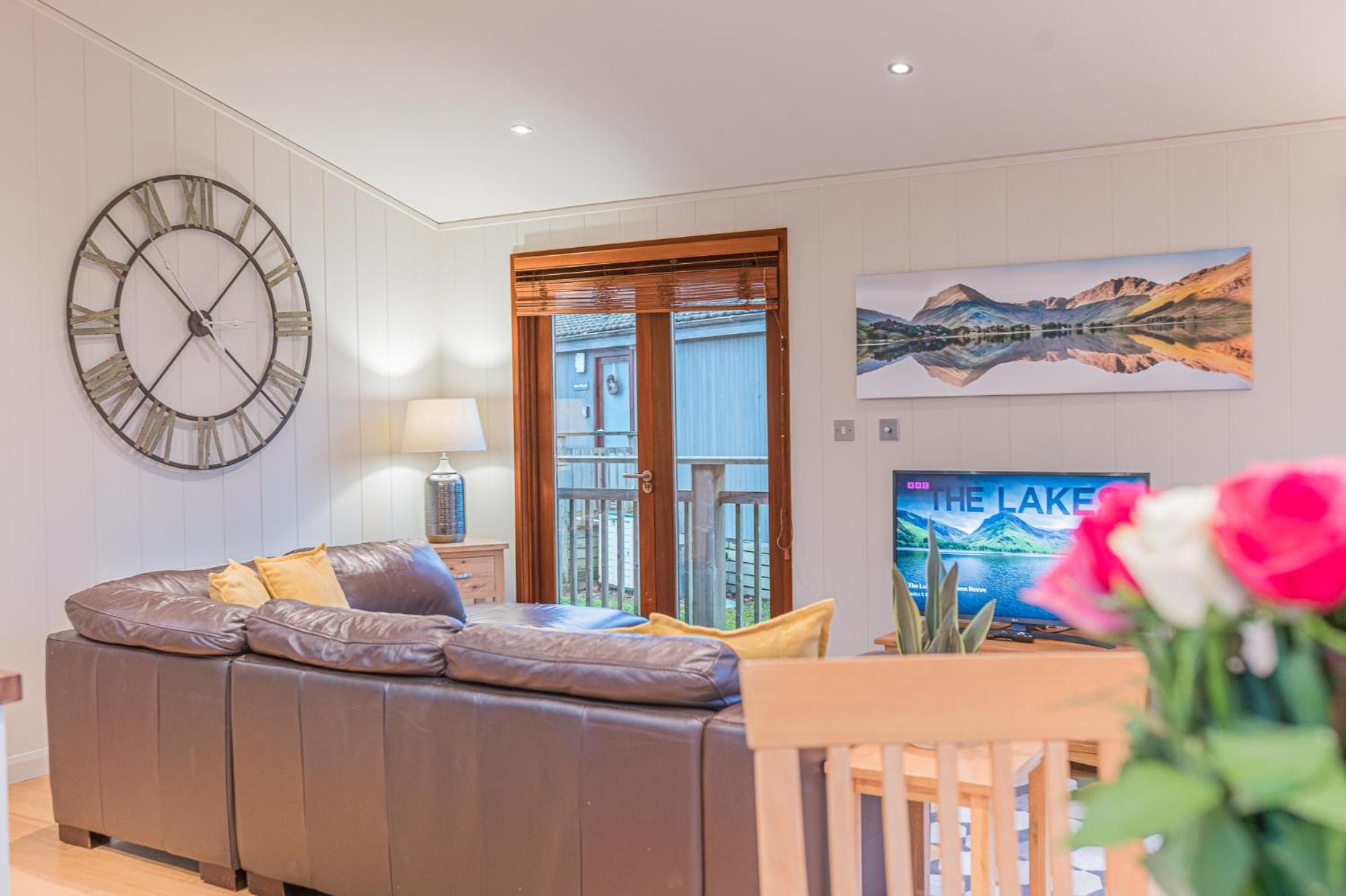 Family friendly, lovely Lakeland lodge with private parking and a patio