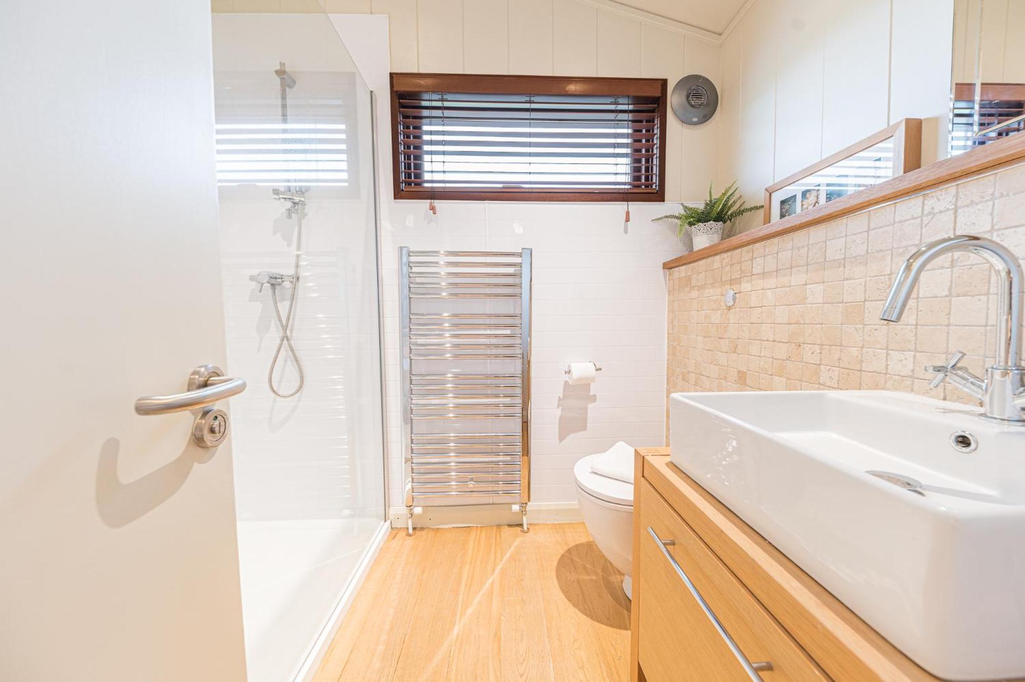 Family friendly, lovely Lakeland lodge with private parking and a patio