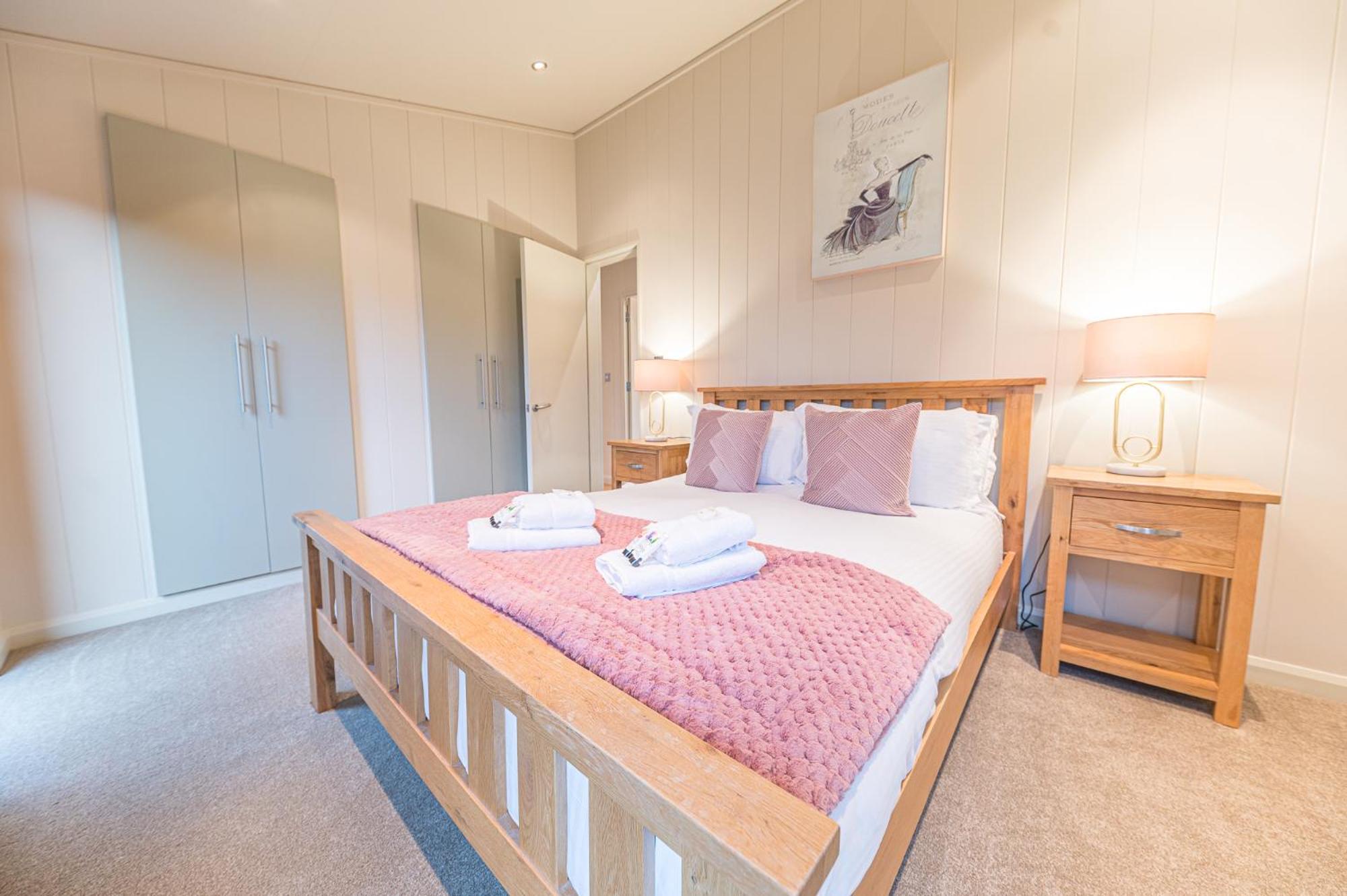 Family friendly, lovely Lakeland lodge with private parking and a patio