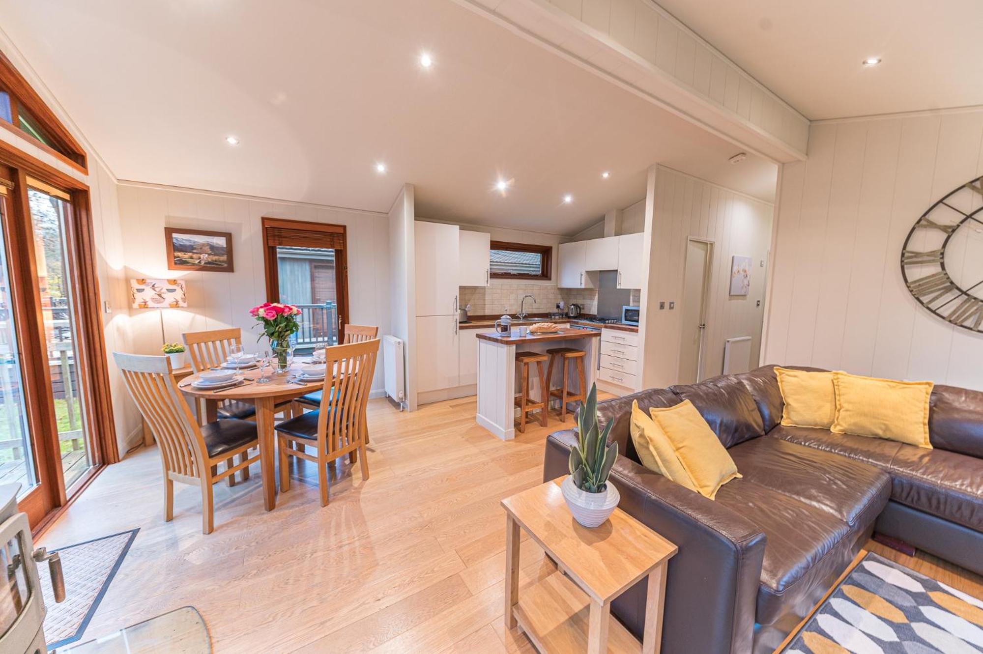 Family friendly, lovely Lakeland lodge with private parking and a patio