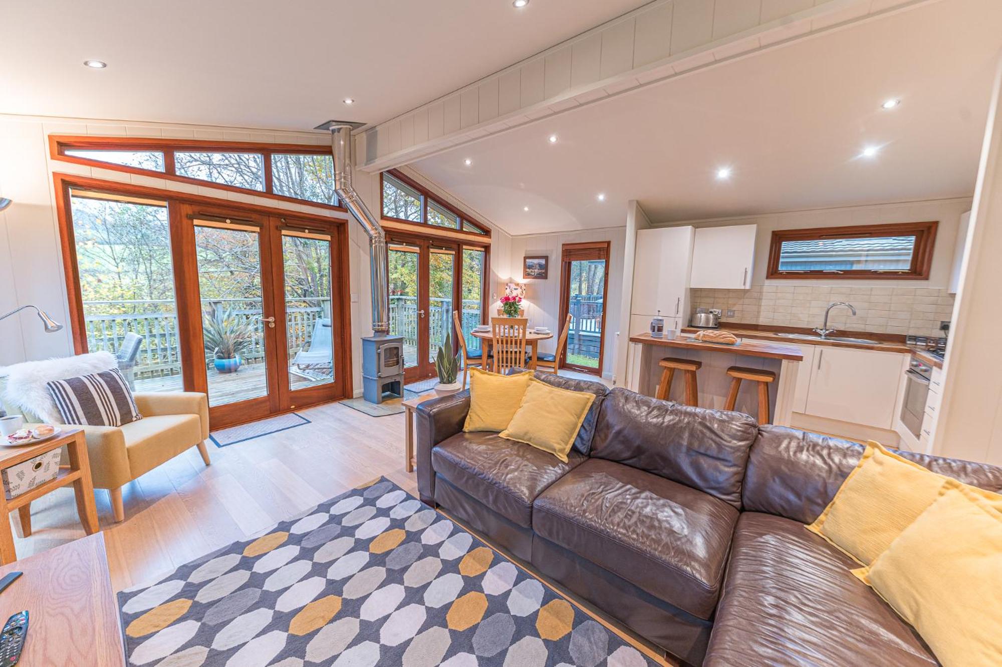 Family friendly, lovely Lakeland lodge with private parking and a patio