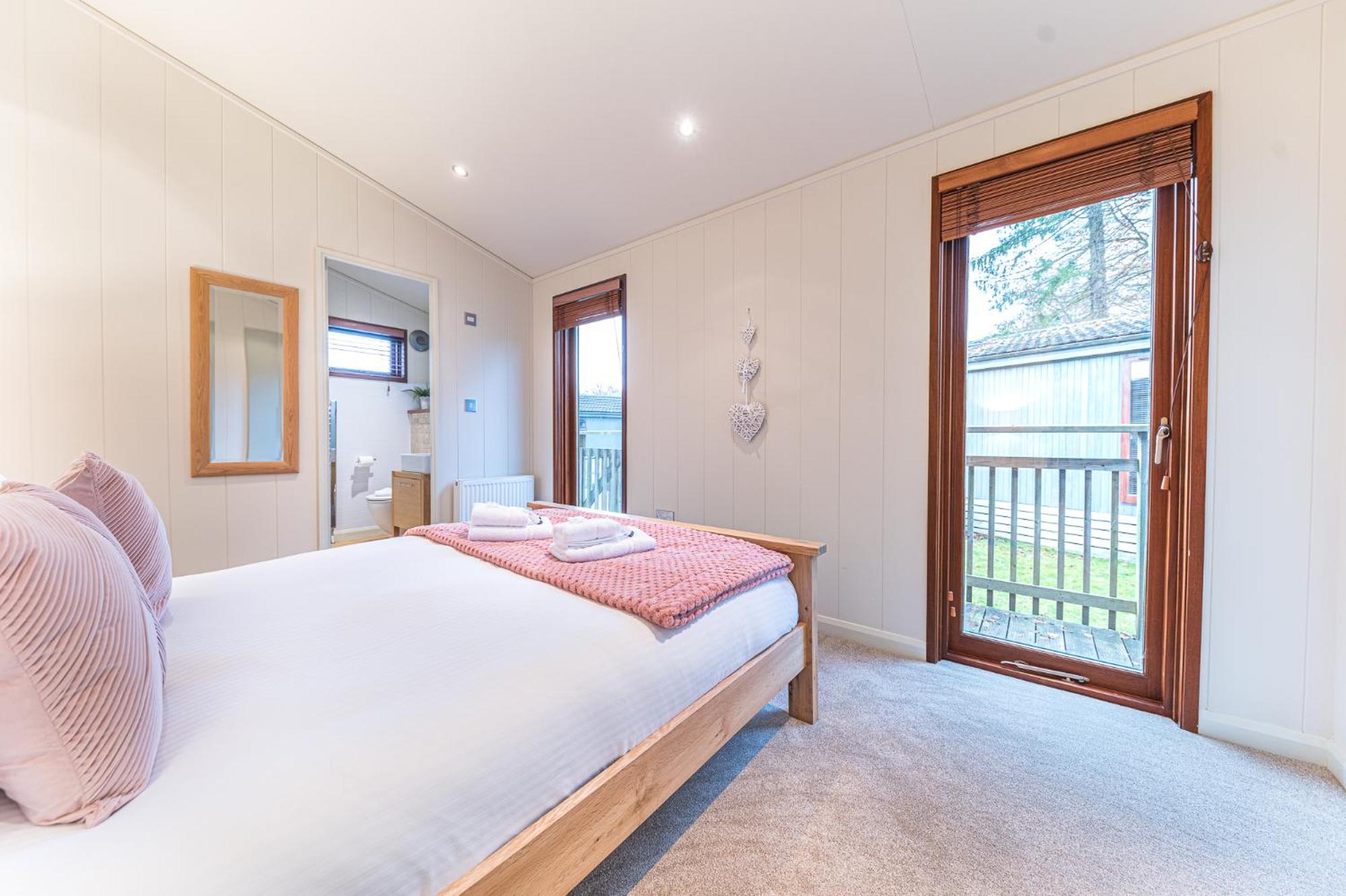 Family friendly, lovely Lakeland lodge with private parking and a patio