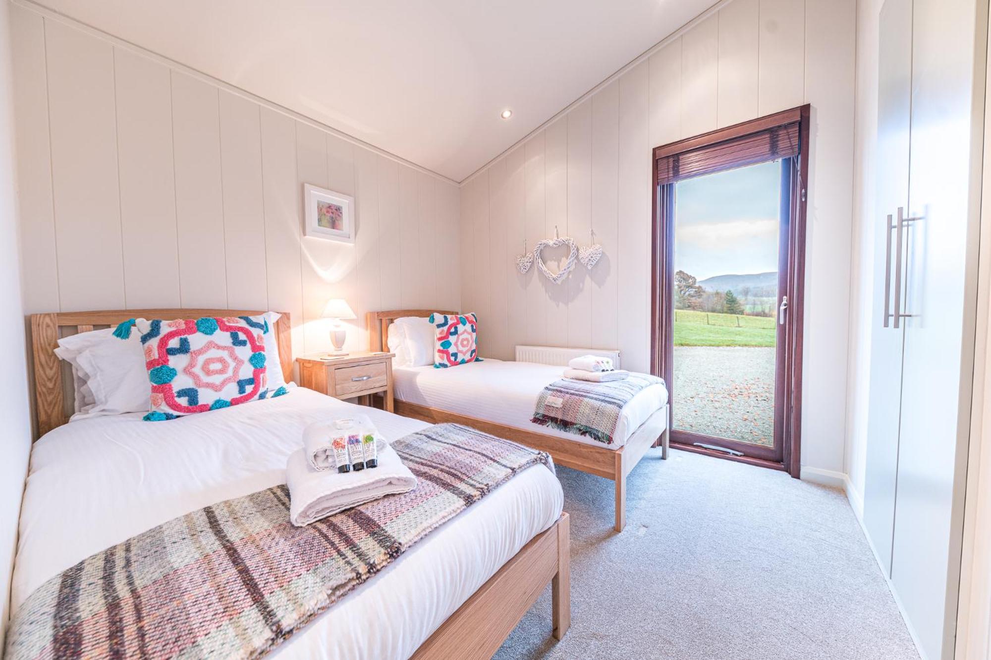 Family friendly, lovely Lakeland lodge with private parking and a patio