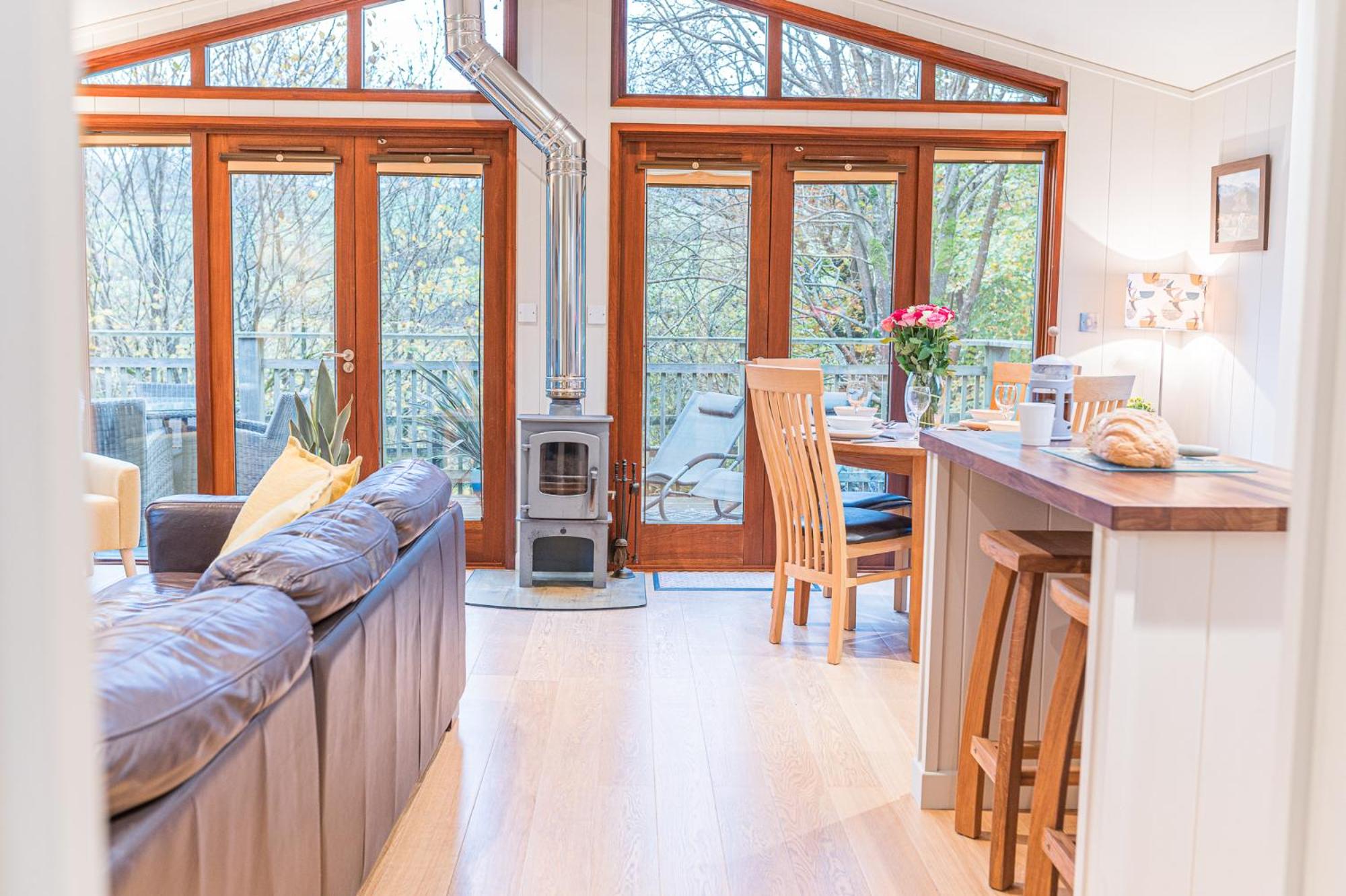 Family friendly, lovely Lakeland lodge with private parking and a patio