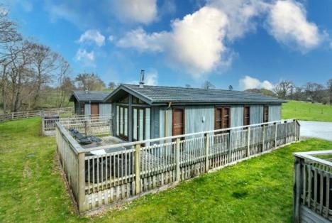 Family friendly, lovely Lakeland lodge with private parking and a patio