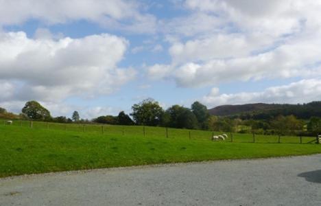 Family friendly, lovely Lakeland lodge with private parking and a patio