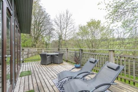Family friendly, lovely Lakeland lodge with private parking and a patio