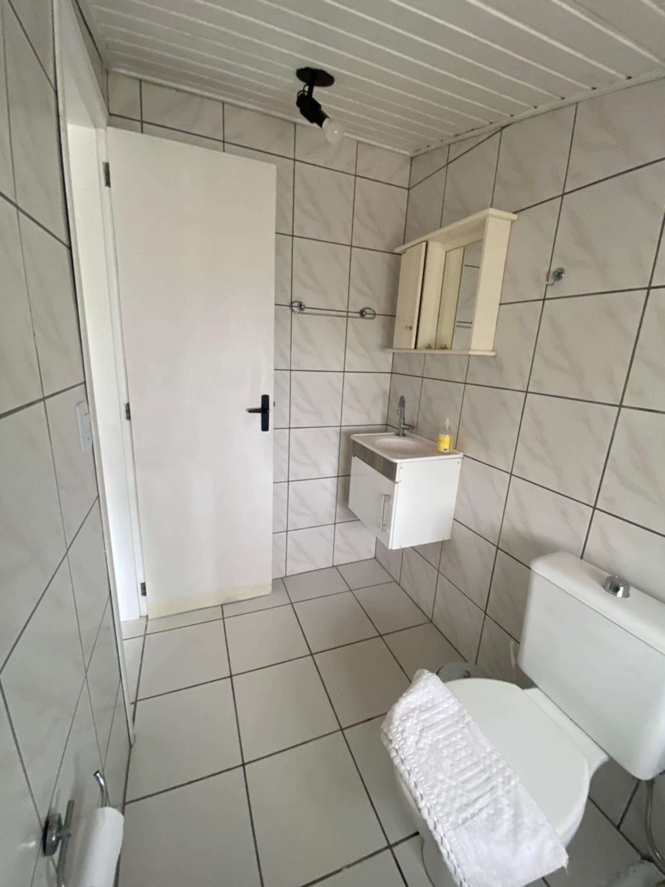 No mar, condomínio pé na areia