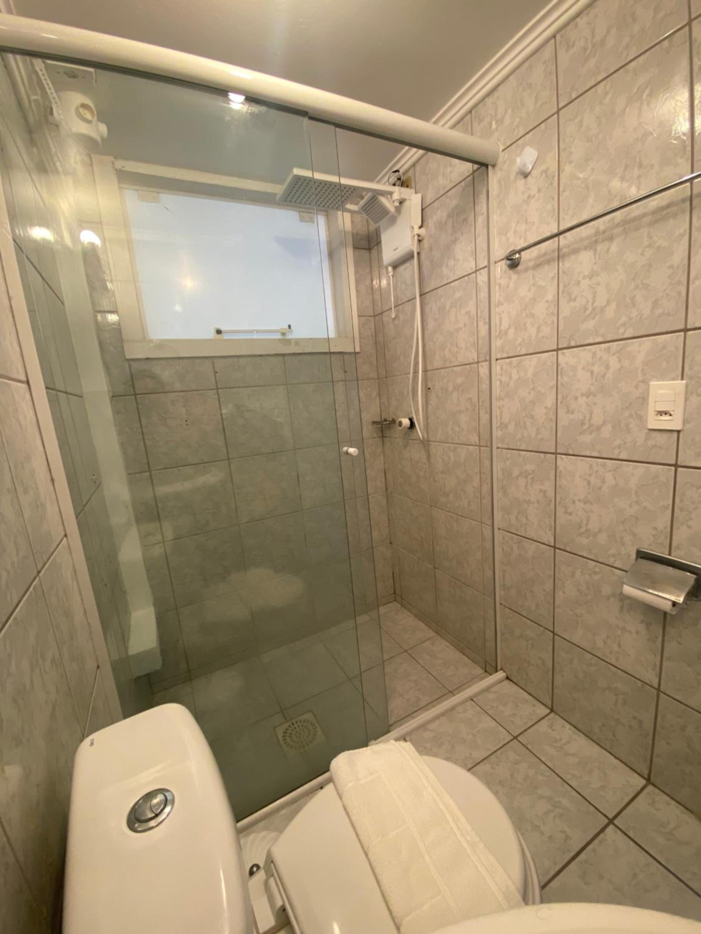 No mar, condomínio pé na areia