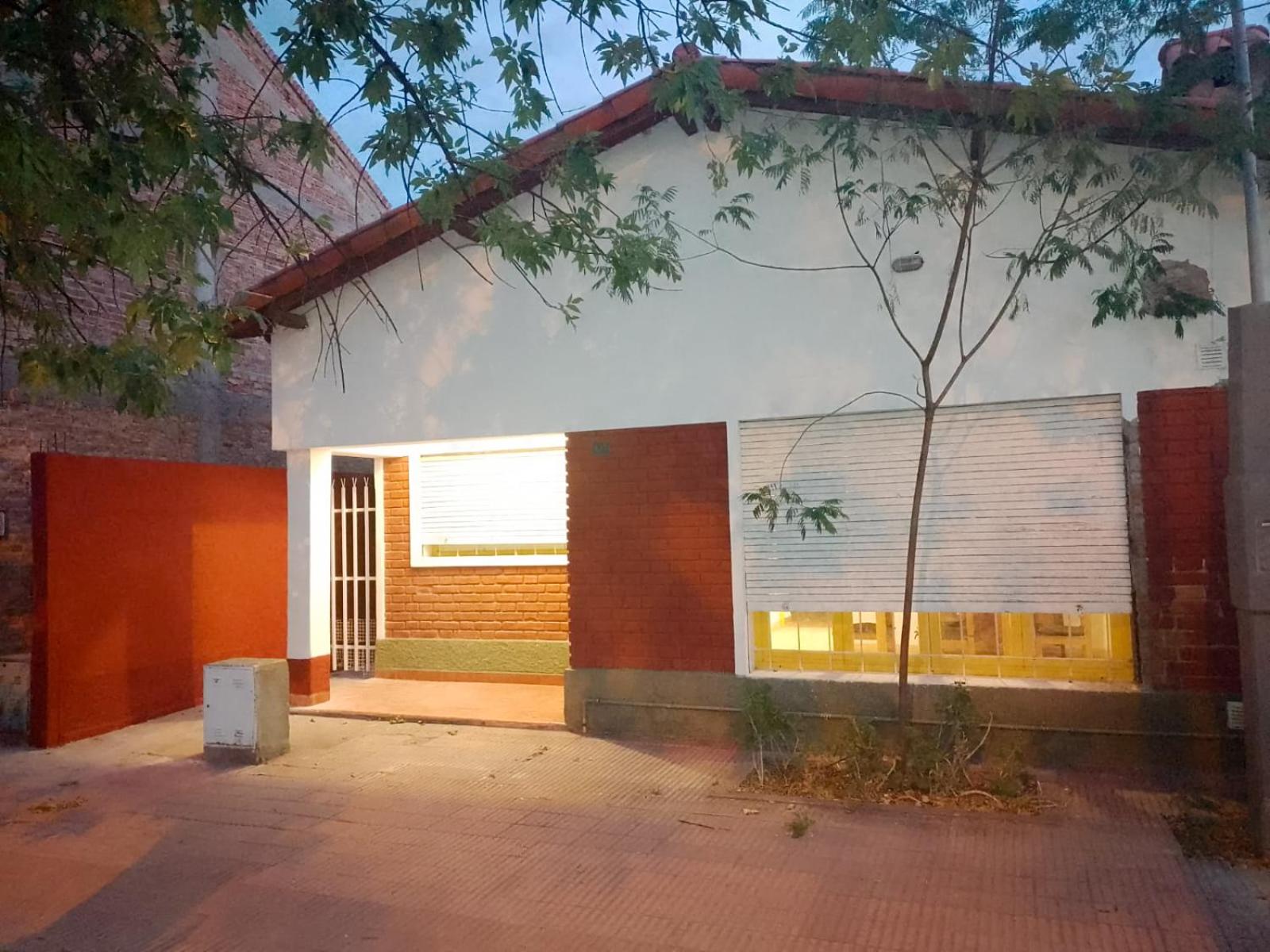 Luminosa casa con patio