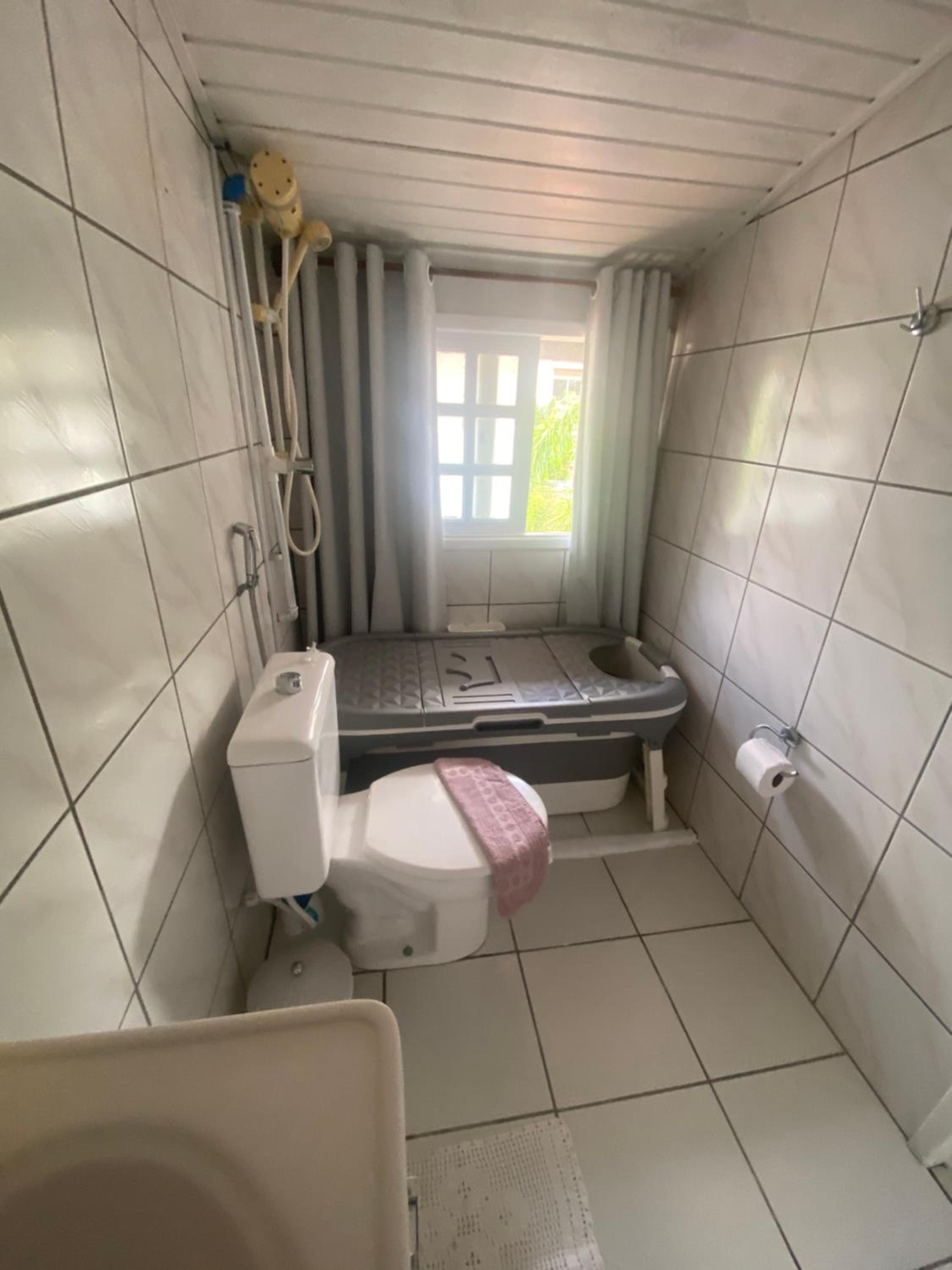 No mar, condomínio pé na areia